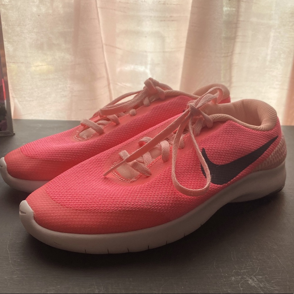 Nike flex experience run 7 size 5.5 youth